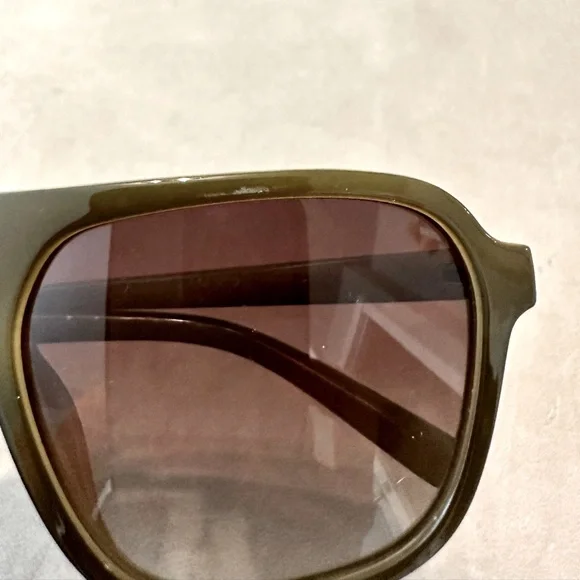 Sunglasses/Olive Green in color - Picture 4 of 4